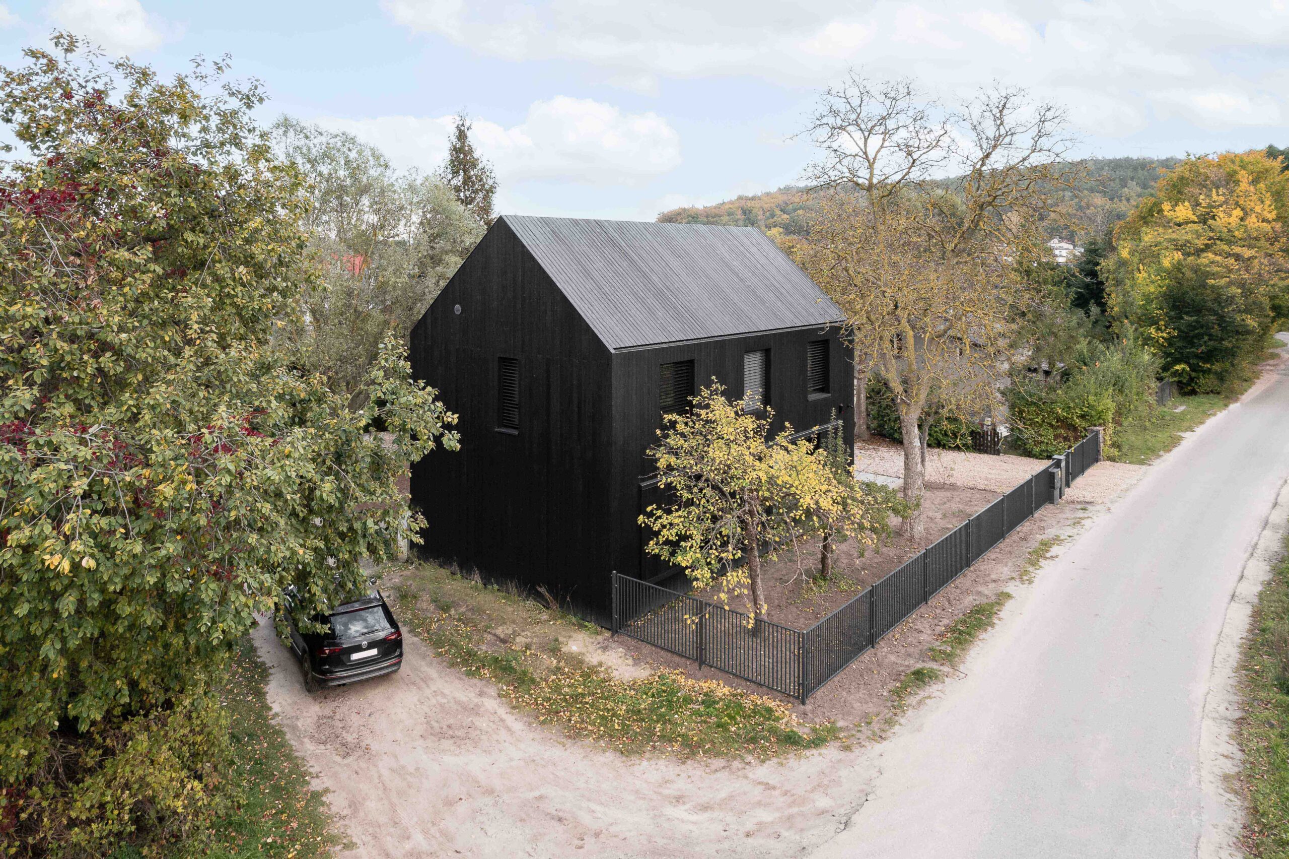 Schwarze Holzfassade – modisch und zeitlos